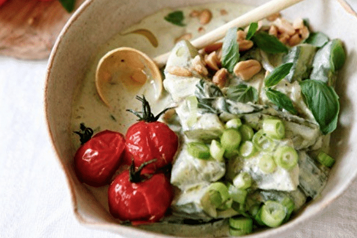 Curry vert au concombre sauté et aux tomates