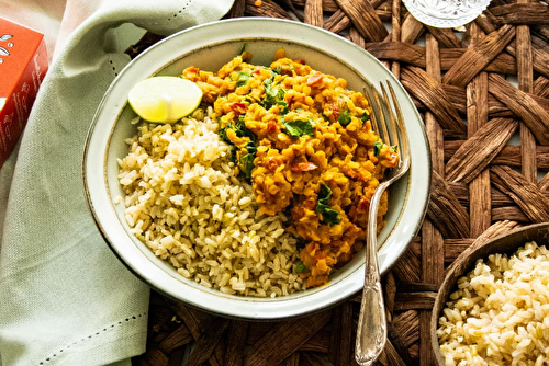 Dhal de lentilles corail, lait de coco et épinards