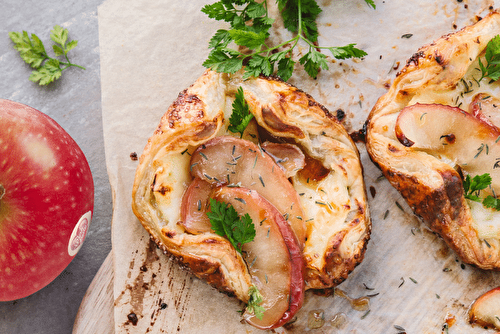 Feuilletés au brie et pommes rôties