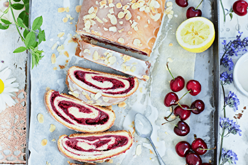 Gâteau roulé aux cerises de nos régions