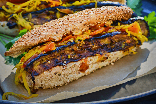 Hot-dogs à l’aubergine et à l’ail frit, spécial barbecue