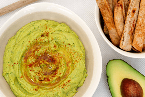 Houmous à l’avocat et chips de pita