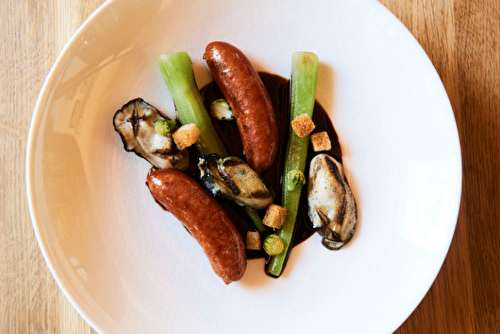 Huîtres grillées, txistorras et bouillon de crabe vert