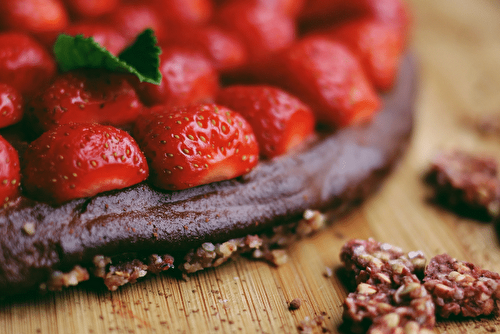 La tarte crue fraises-cacao, sans oeuf ni farine
