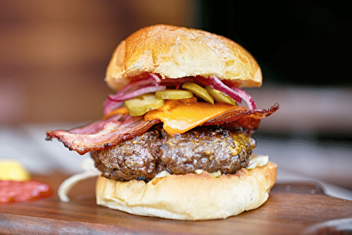 Le burger très gourmand au cheddar et bacon