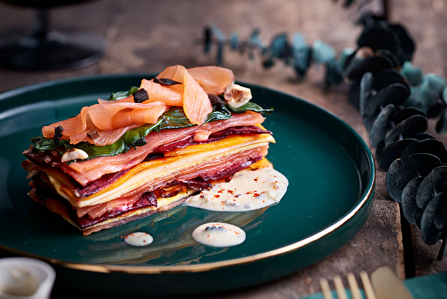 Millefeuille de saumon fumé aux légumes anciens et crème truffée