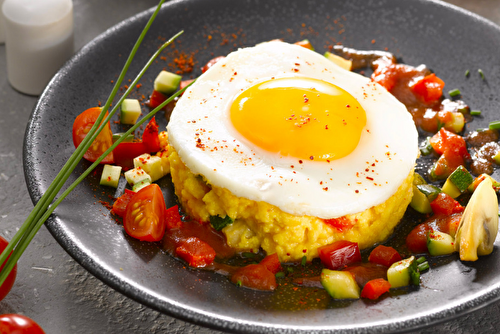 Oeuf au plat sur piperade, la bonne idée pour le brunch