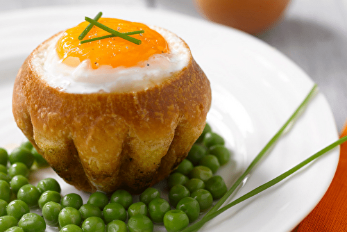 Oeuf surprise en nid de brioche et petits pois