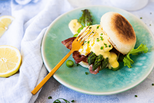 Oeufs Bénédicte aux asperges à la moutarde à l’estragon