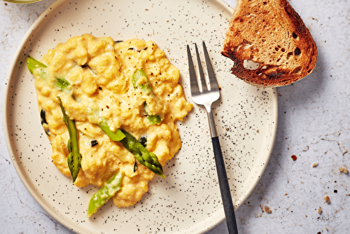 Œufs brouillés au cantal et aux asperges vertes