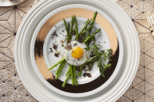 Oeufs de caille pochés sur lit d’asperges et truffes