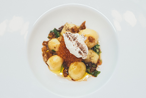 Oeufs de truite aux pommes de terre Ratte, vierge de clémentine et crème crue