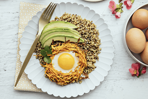 Oeufs en nids de patate douce, quinoa et avocat