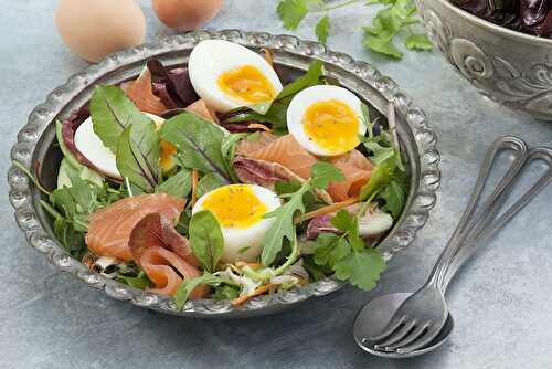 Oeufs mollets sur salade folle, légère et complète