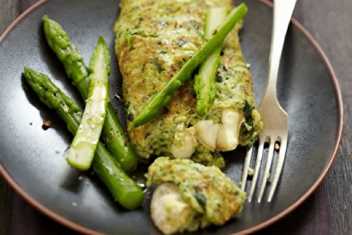 Omelette au cresson, asperges vertes et Chavignol