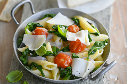 One pot pasta au chèvre, tomates cerise, épinards