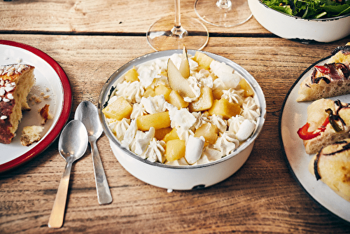 Pavlova meringué aux poires pochées