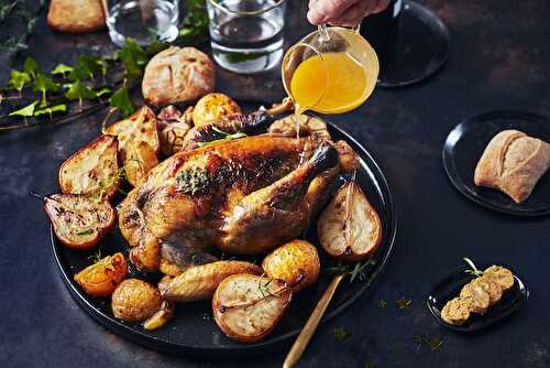 Pintade rôtie aux poires et clémentine, beurre au paprika fumé et herbes