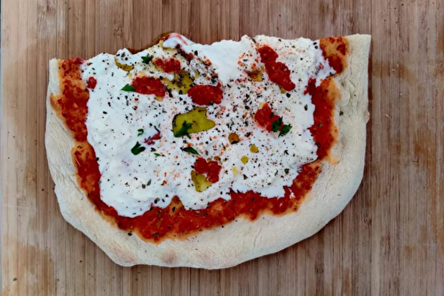 Pizza à la stracciatella et crème de poivrons