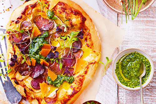 Pizza blanche et pesto printanier aux herbes