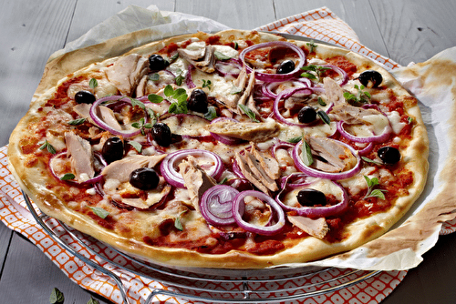 Pizza méditerranéenne au thon et oignons rouges