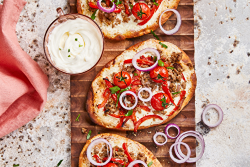 Pizza naan à l’agneau haché, haute en saveurs