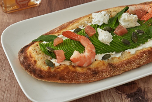 Pizzetta blanche à l’avocat, pamplemousse et crevettes