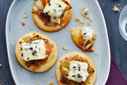 Pizzettas à l’oignon confit et au bleu