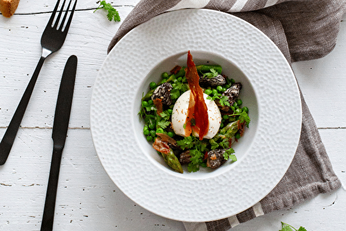 Poêlée d’asperges aux morilles et œuf mollet