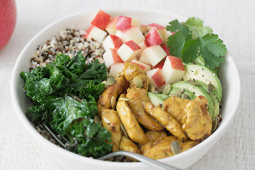 Poké bowl sucré-salé au poulet et aux pommes