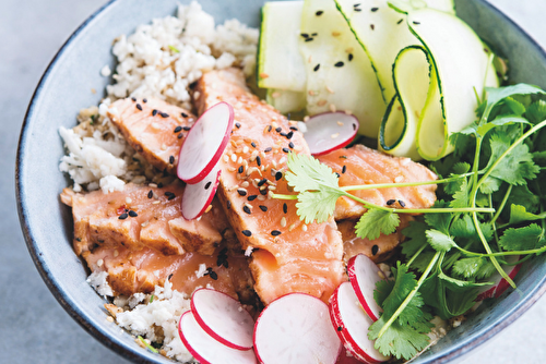 Poke de saumon mi cuit à la semoule de chou-fleur