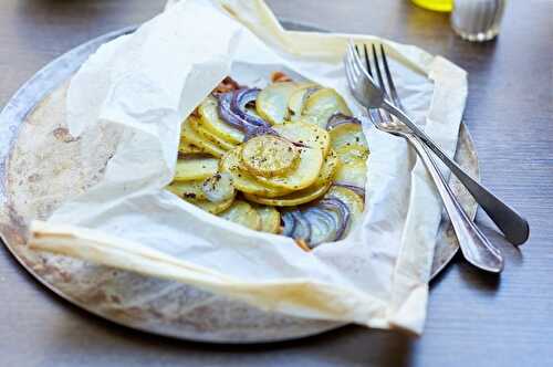 Pommes de terre en papillote, lard et oignon rouge