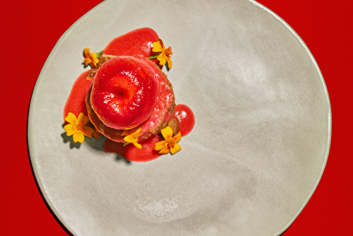 Prunes rouges pochées, gâteau à la farine de châtaigne