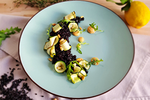 Riz noir aux courgettes et houmous tomaté