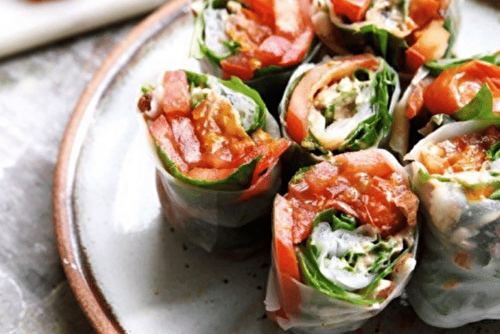 Rouleaux de printemps aux tomates, amandes et basilic