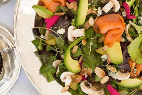 Salade croquante au saumon fumé et à l’avocat