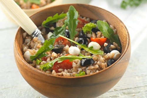 Salade d’épeautre farro aux tomates et aux olives