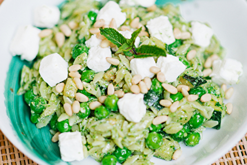 Salade d’orzo toute verte au pesto de légumes