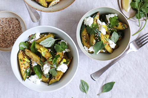 Salade de concombre au sésame et chèvre frais