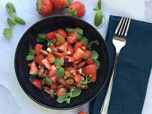 Salade de fraises au basilic, amande et balsamique