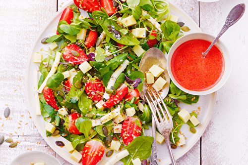 Salade de fraises au fromage et vinaigrette acidulée