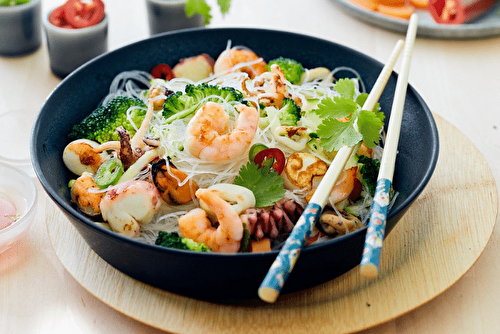 Salade de fruits de mer aux légumes et nouilles chinoises