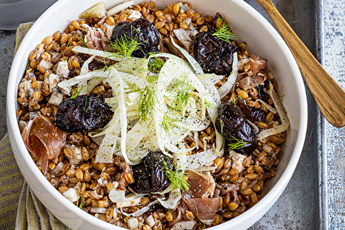 Salade de petit épeautre au chèvre et aux pruneaux