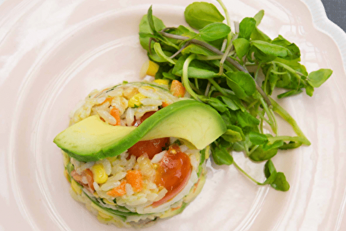 Salade de riz au boeuf et à l’avocat