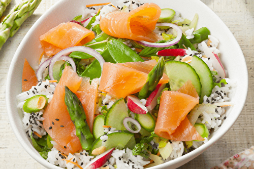 Salade de riz au saumon fumé et légumes