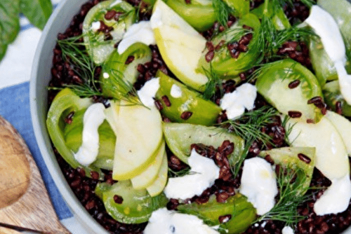 Salade de riz noir au concombre et tomates zébrées