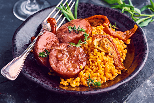 Saucisse de Morteau, lentilles corail et tomates confites