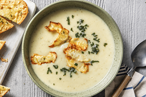 Soupe de céleri rave à la pomme et chips de céleri