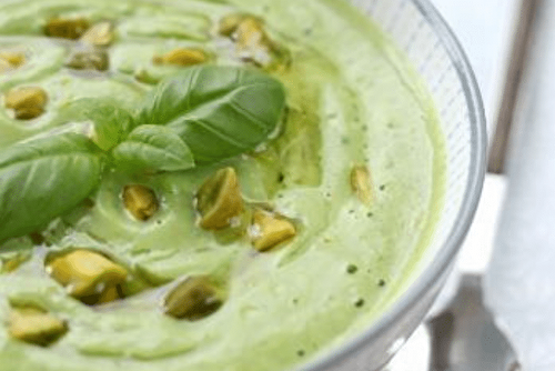 Soupe froide de courgettes, basilic et pistaches