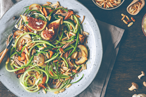 Spaghettis aux courgettes, champignons et pignons de pin